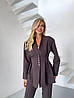 Коричневий жіночий стильний класичний костюм брюки: звужені Штани і приталений Піджак з підплічниками, фото 9