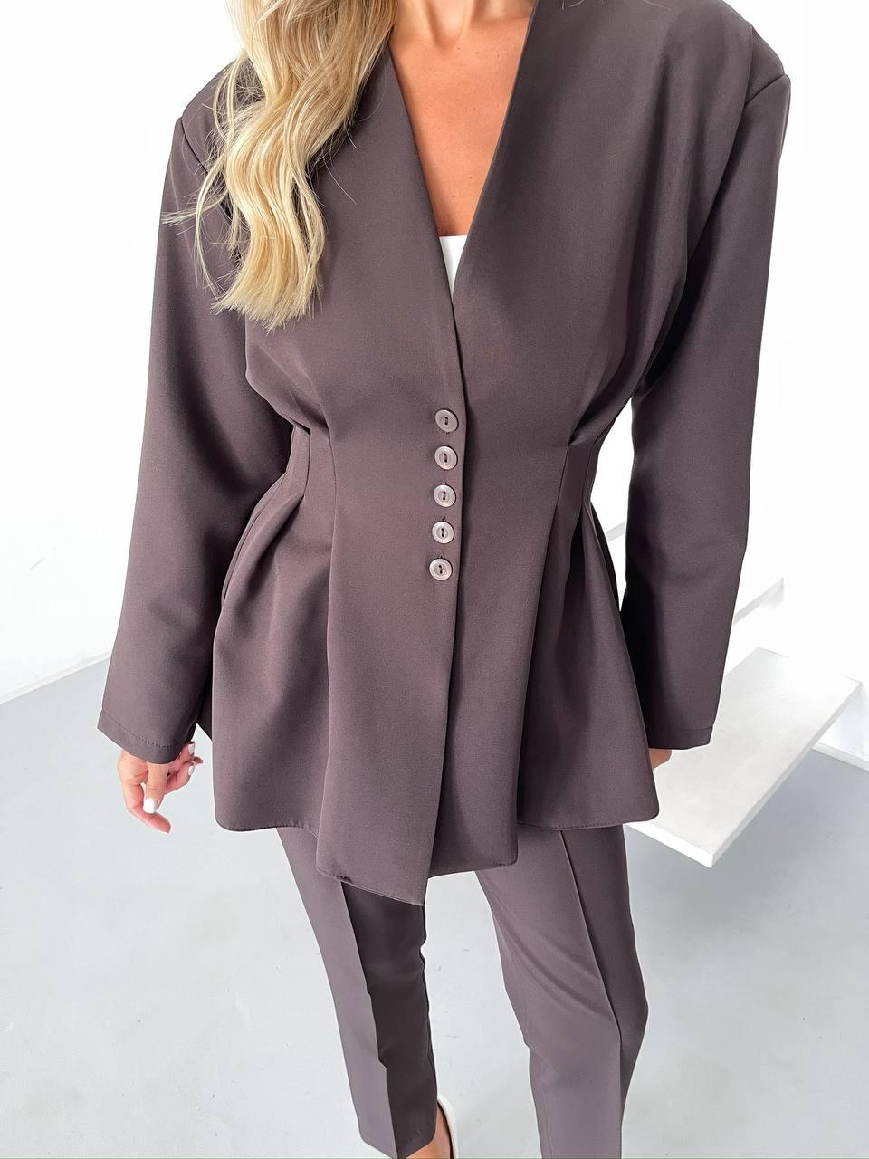 Коричневий жіночий стильний класичний костюм брюки: звужені Штани і приталений Піджак з підплічниками, фото 1