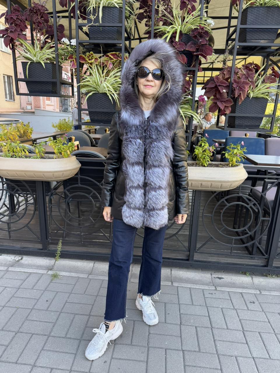 Куртка жіноча шкіряна натуральна чорна з капюшоном і хутром лисиці зі знімними рукавами