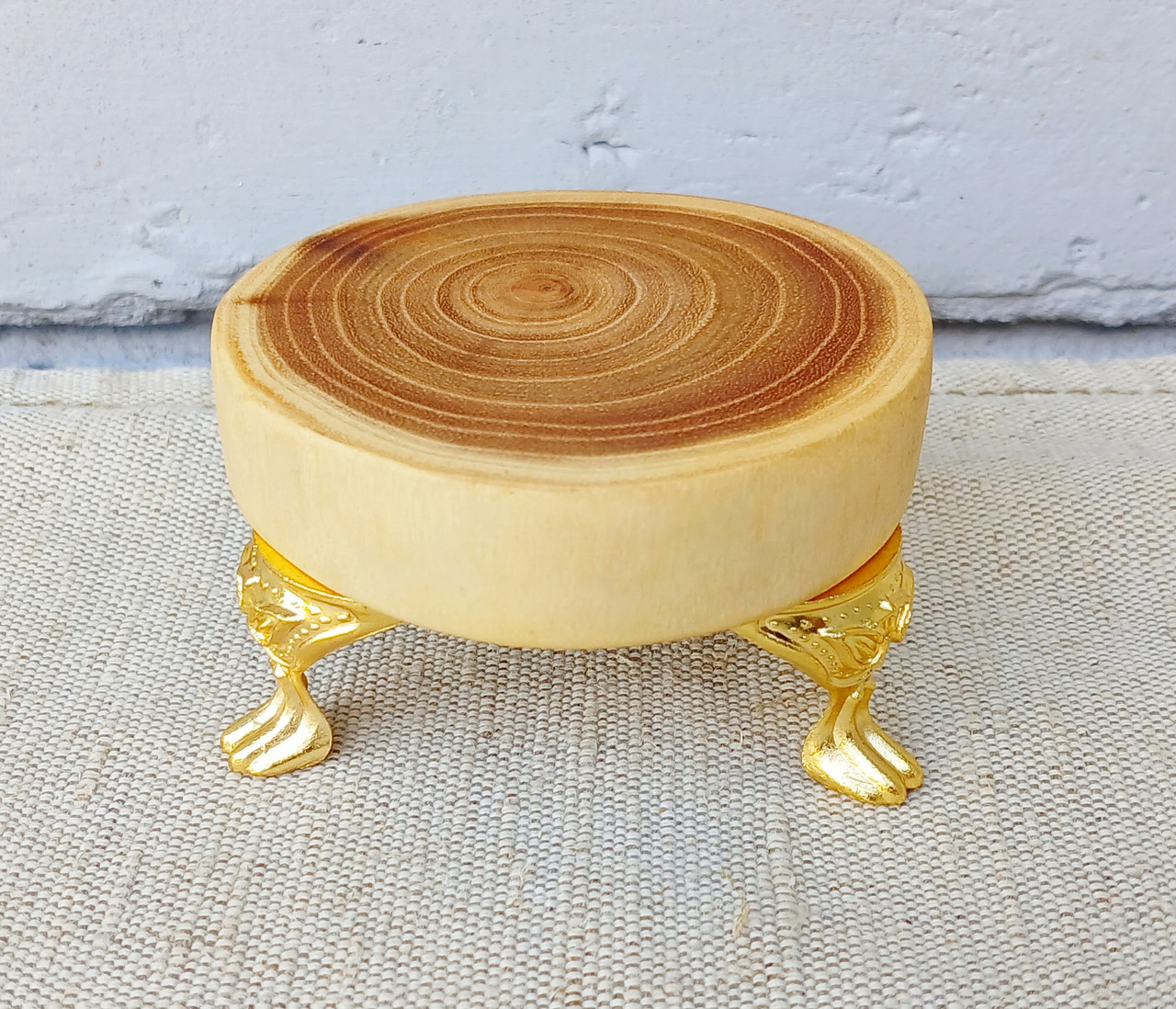 Підставка для декору, на ніжках, ручної роботи.