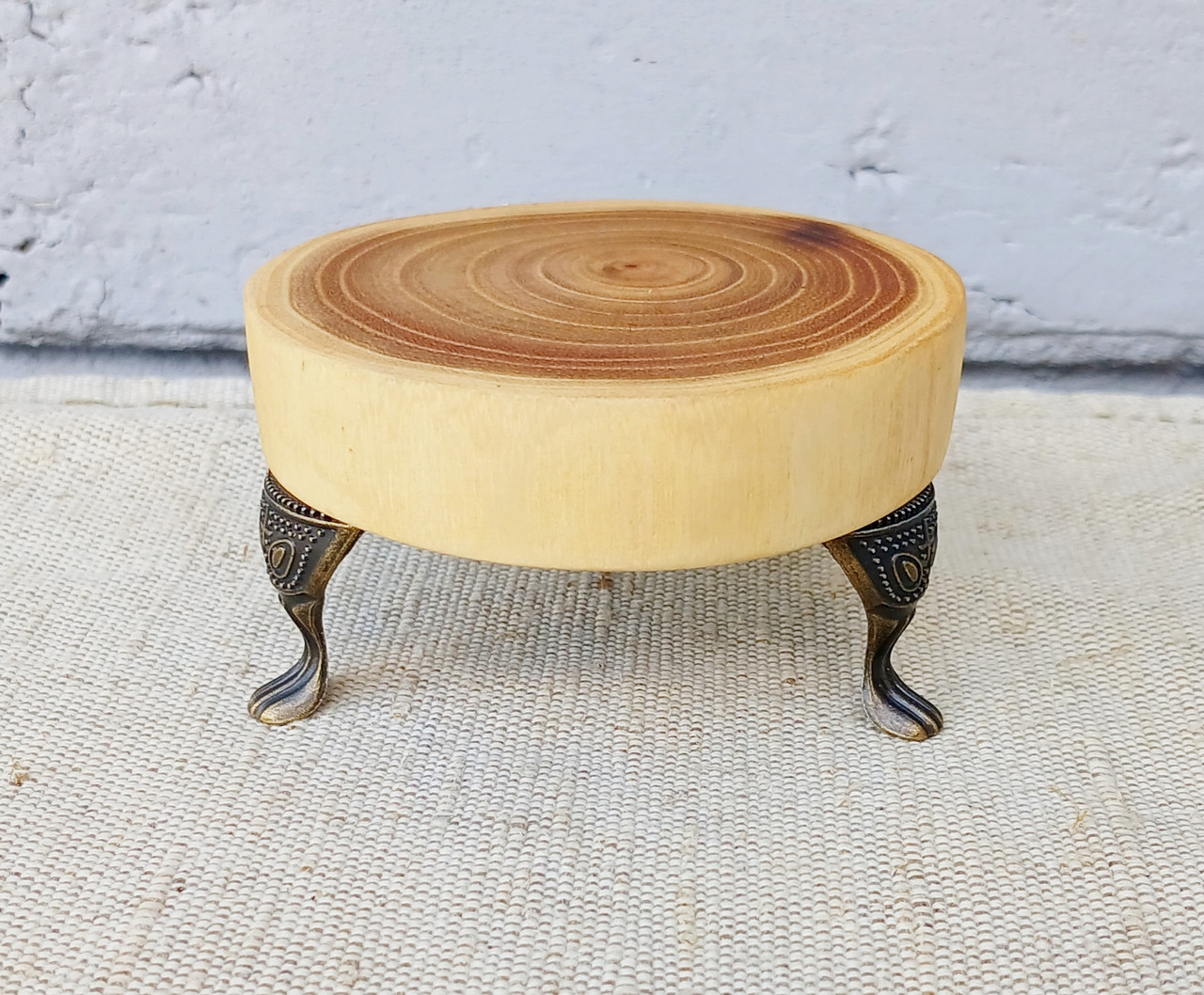 Підставка під гаряче з натурального дерева з декоративними ніжками