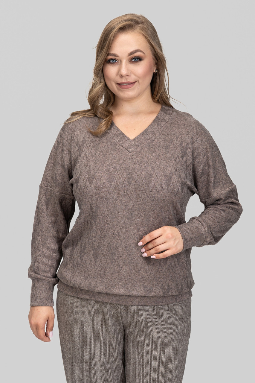 Зручний жіночий светр з V-подібним коміром