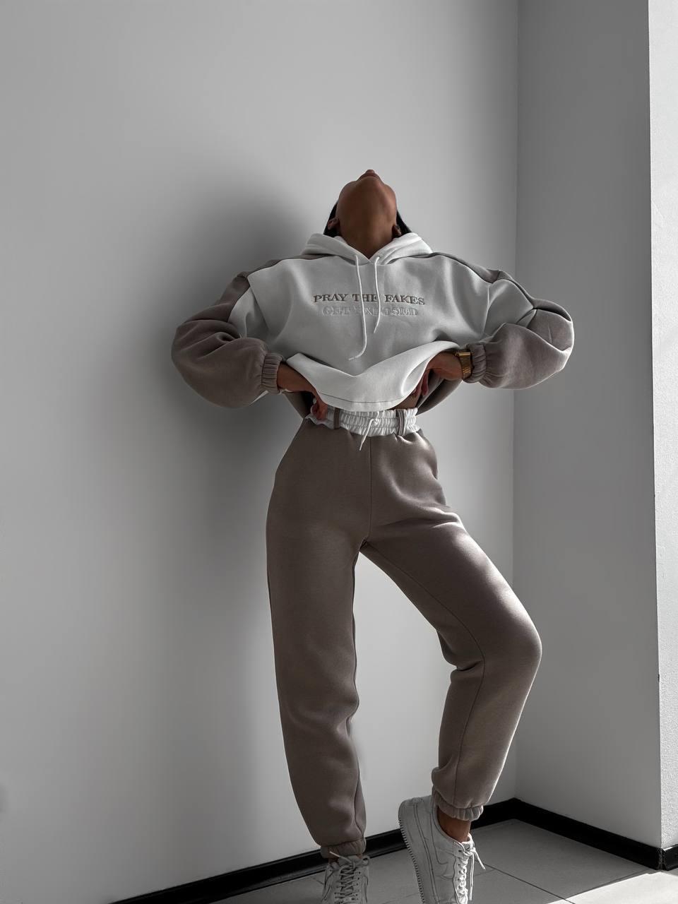 Жіночий стильний теплий костюм на флісі з вишивкою: 42-44, 46-48. Кольори: молочний, сіро-бежевий - фото 1 - id-p2355989051