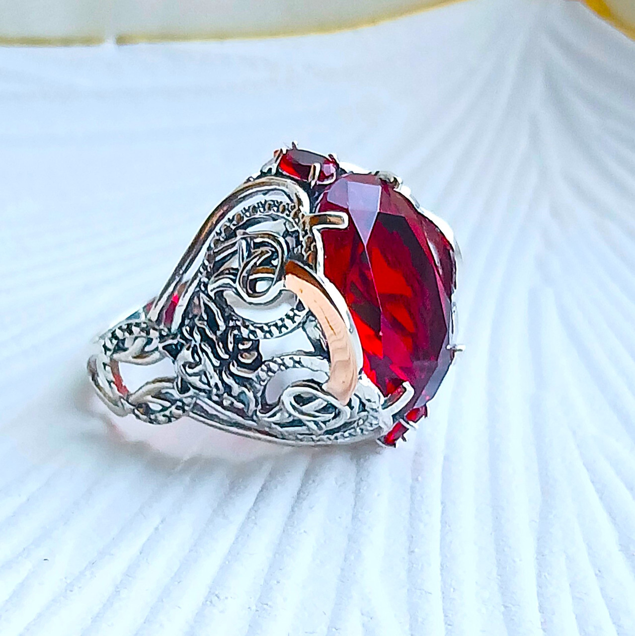 Ювелірне срібне кільце із золотими вставками гранатового кольору камень, фото 1