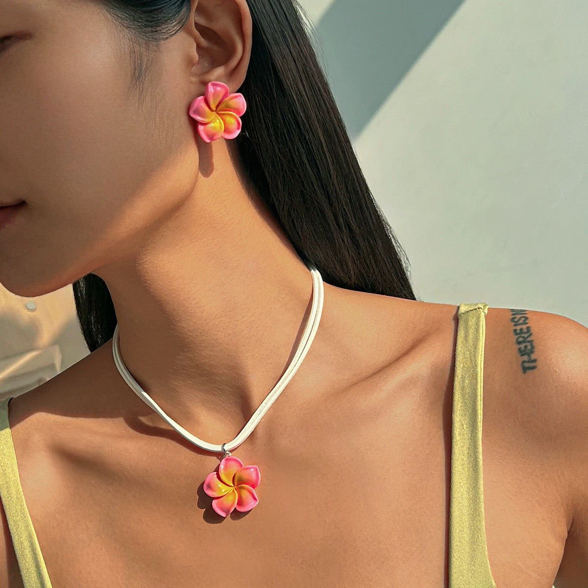 Набір Чокер підвіска на шнурку Квітка та сережки — символ весни та оновлення рожевий колір, фото 1