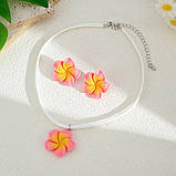 Набір Чокер підвіска на шнурку Квітка та сережки — символ весни та оновлення рожевий колір, фото 2