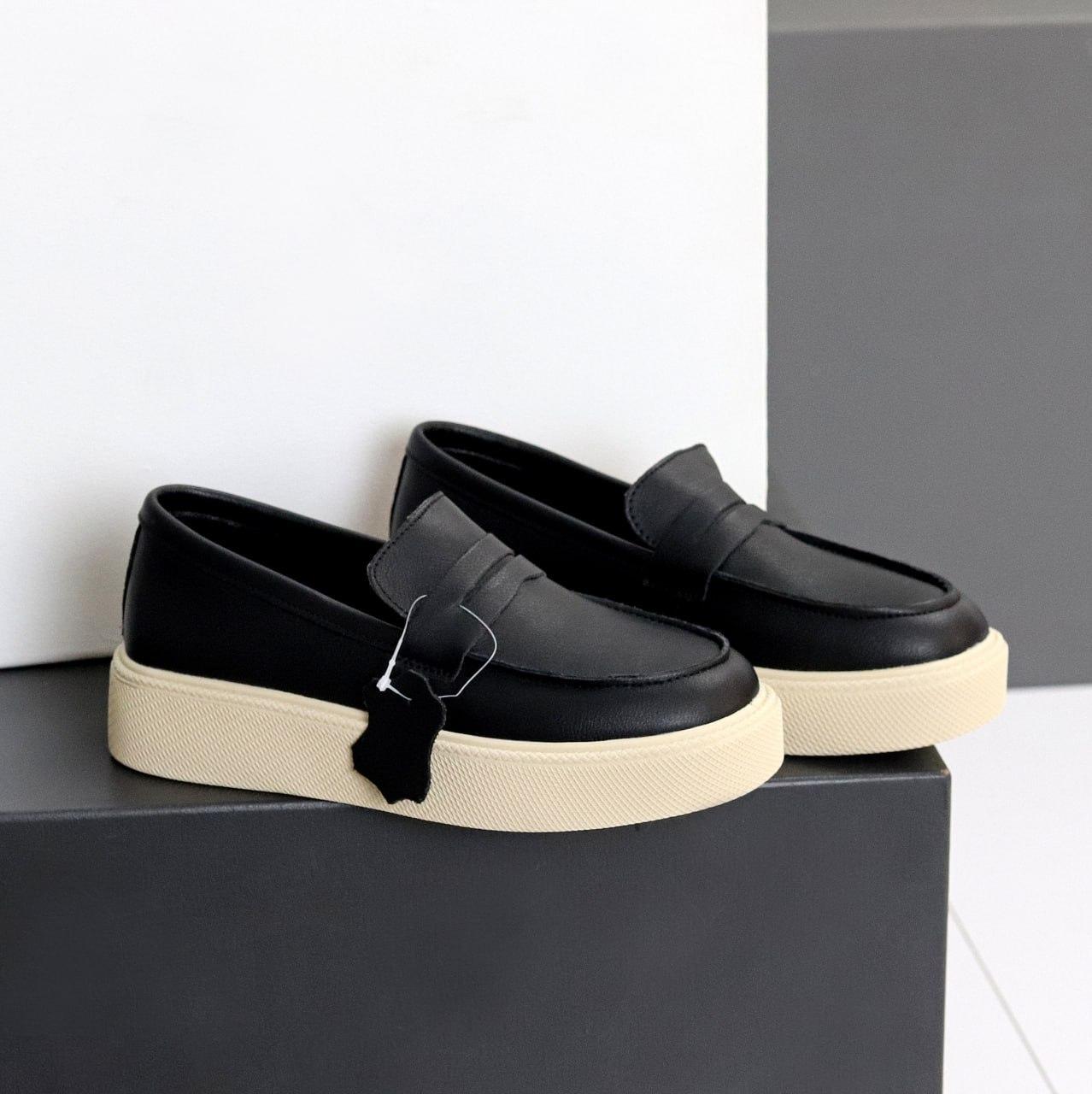 Жіночі шкіряні лофери зручні туфлі на бежевій підошві чорні натуральна шкіра