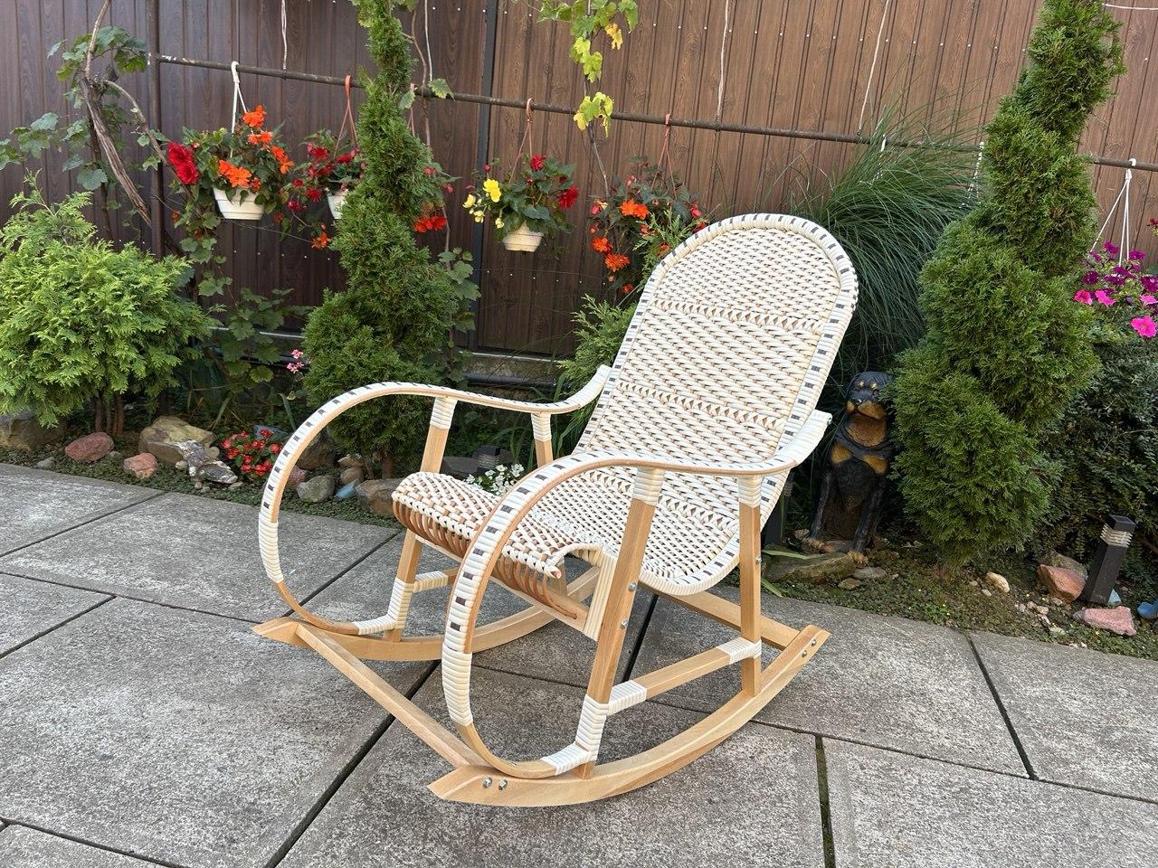 Крісло гойдалка біла плетена