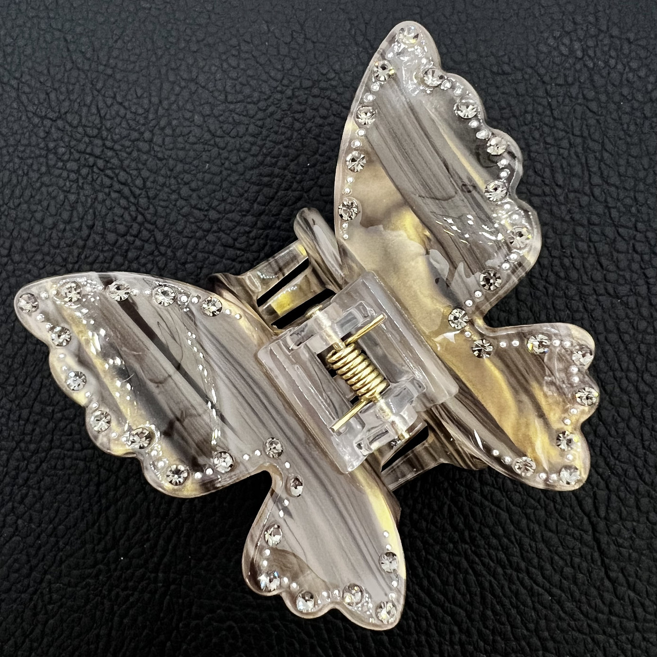 Краб для волосся французький пластик сірого кольору з візерунками метелик із сірими стразами розмір 6.5 см висота 6.5 см