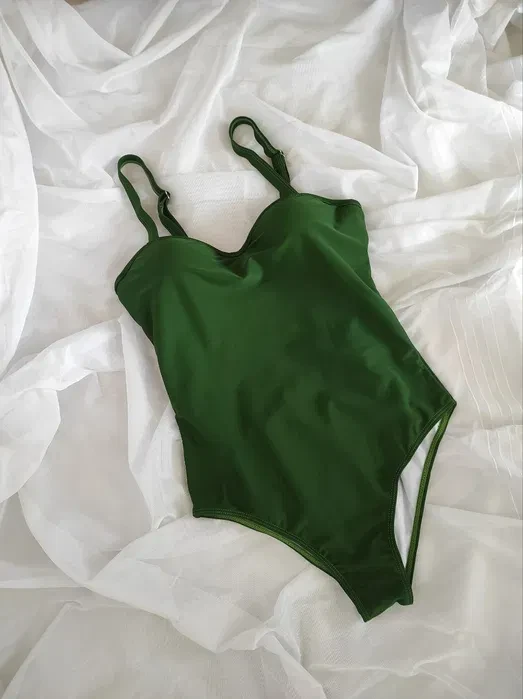 Закритий однотонний жіночий купальник з пушапом в зеленому кольорі, фото 1