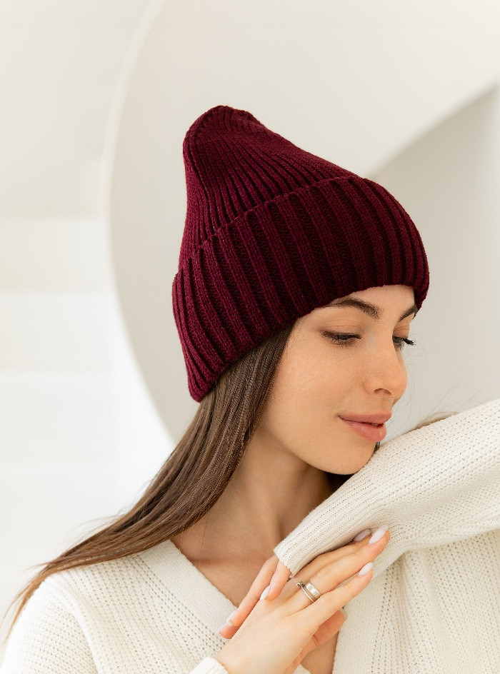 Жіноча в’язана шапка біні класік 20% вовна з відворотом Бардовий