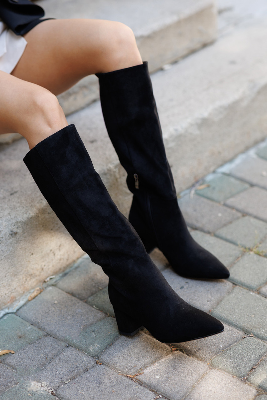 Чоботи демісезонні з екозамші у чорному кольорі утеплені байкою на маленькому підборі