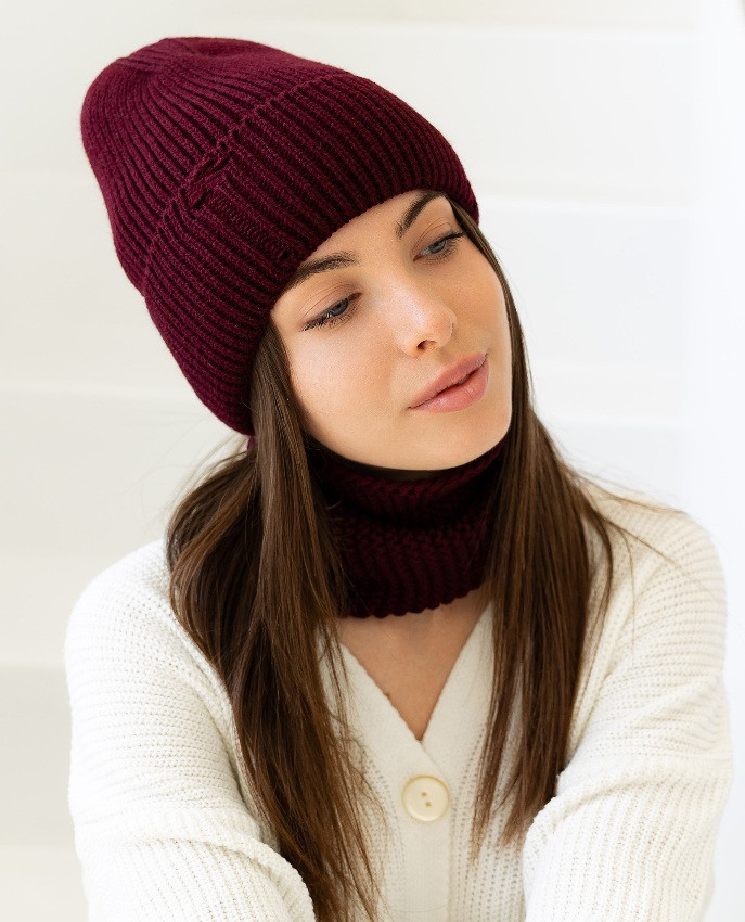 Жіноча в’язана шапка і хомут набір 1 вовна 20% з відворотом Бордовий