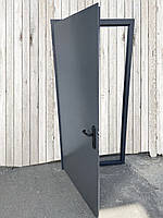 Чорні вхідні металеві двері для заміського будинку з ручкою та замком