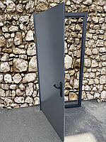 Вхідні металеві двері для будинку чорні із замком