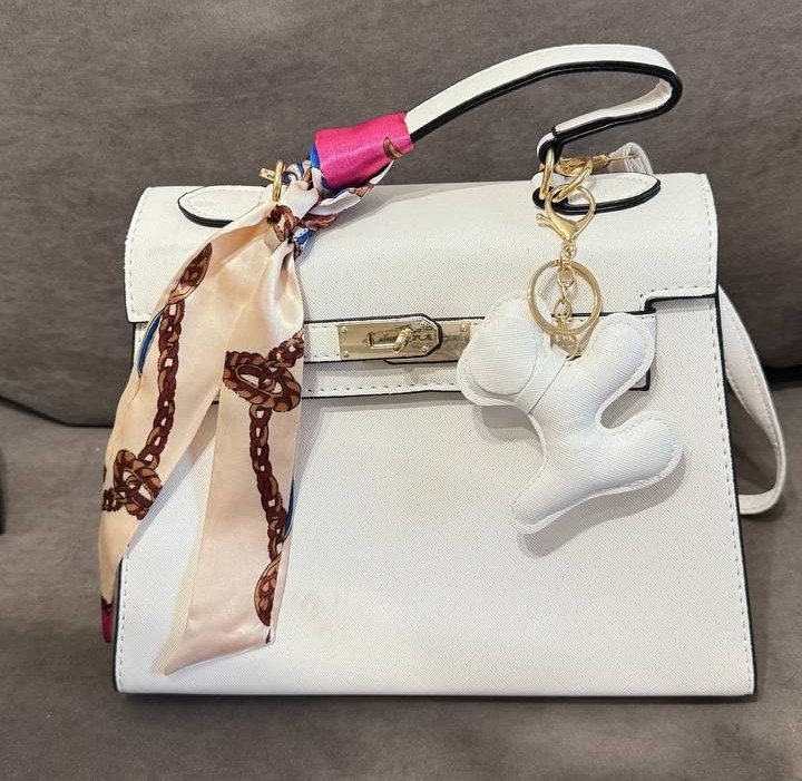 Сумочка з еко-шкіри через плече з кольоровим шарфом на ручці та брелоком (Білий)