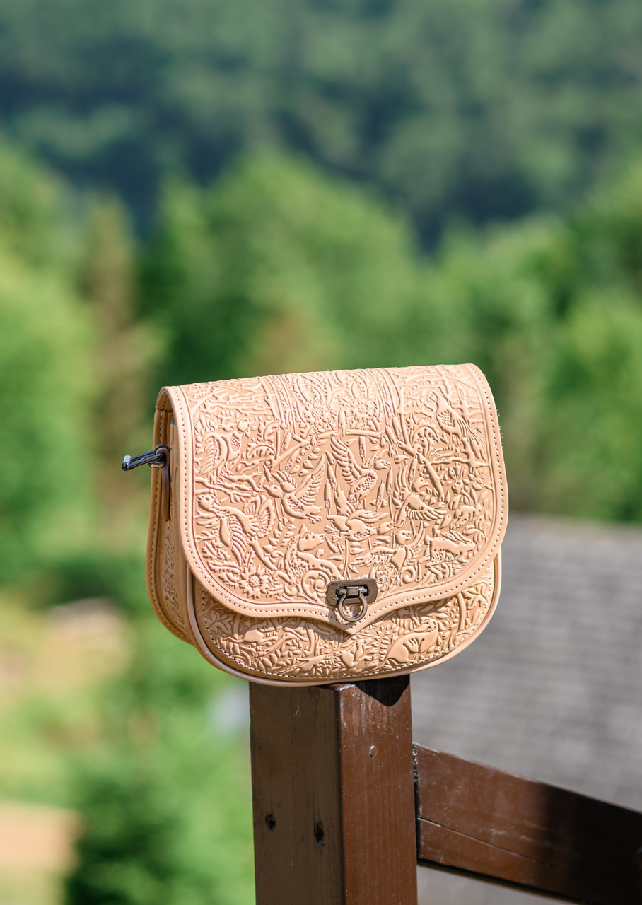 Жіноча шкіряна сумка ручної роботи з тисненим орнаментом «Ягдташ», бежевого кольору , 23*26*10 см, фото 1