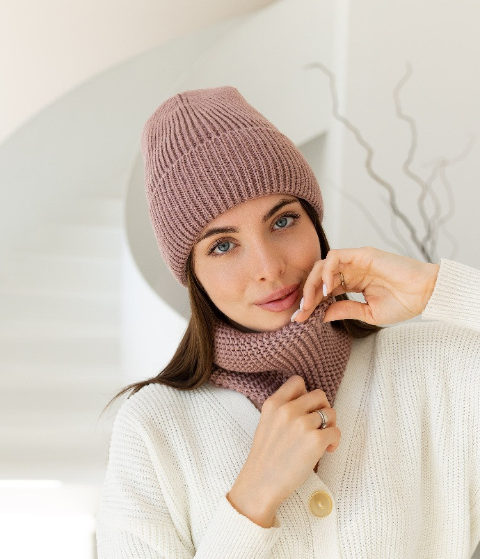 Жіноча в’язана шапка і хомут набір 2 вовна 20% з відворотом Рожевий