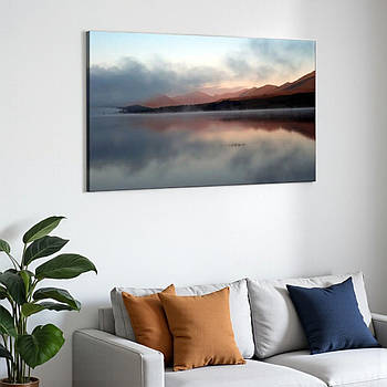 Картина в спокійних кольорах Гарний краєвид Захід сонця над водою Гори в тумані Декор в сучасний інтер'єр 60х40см