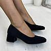Туфлі жіночі замшеві на невисокому підборі, колір чорний, фото 5
