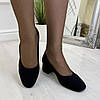 Туфлі жіночі замшеві на невисокому підборі, колір чорний, фото 6