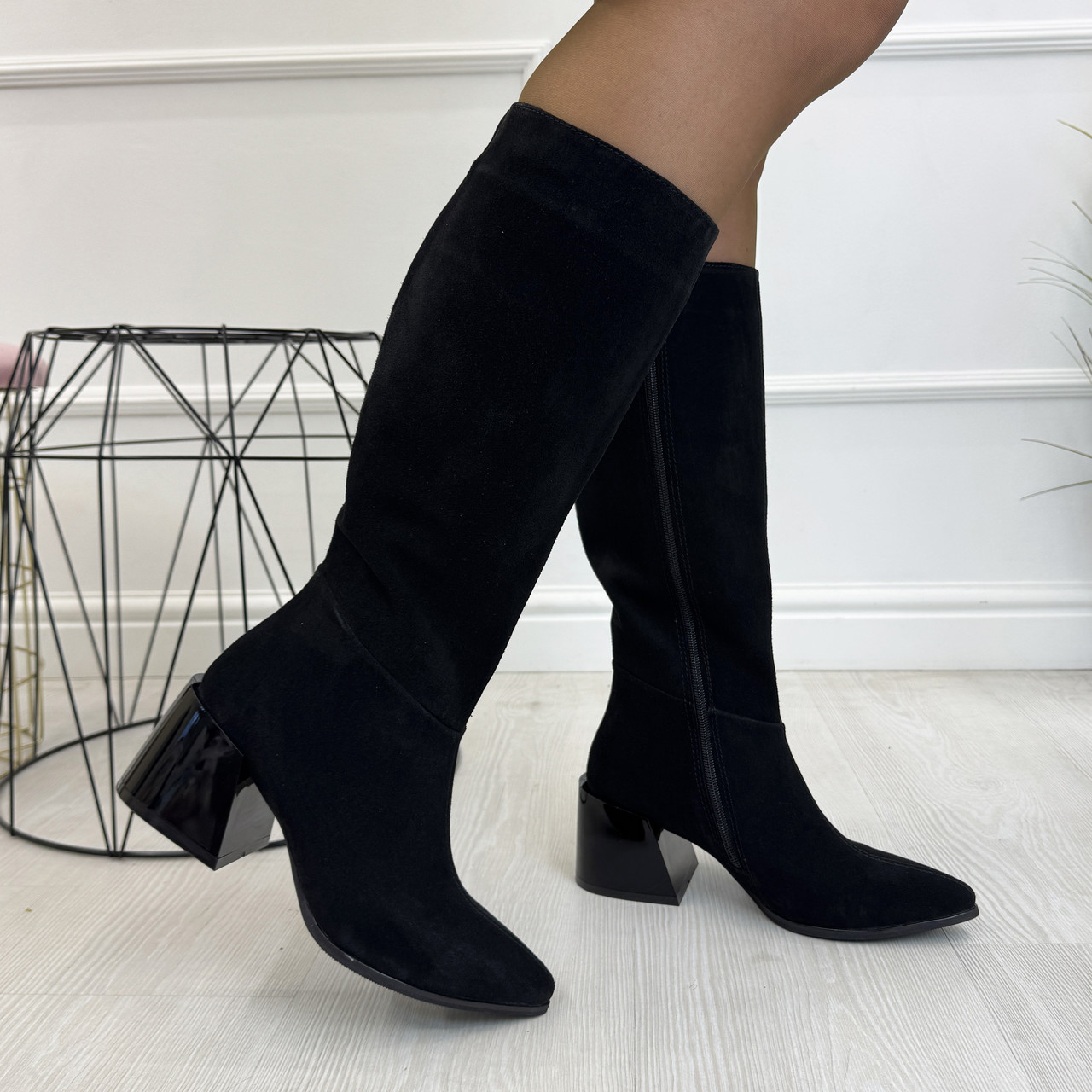 Чоботи жіночі замшеві на стійкому підборі. Колір чорний, фото 1