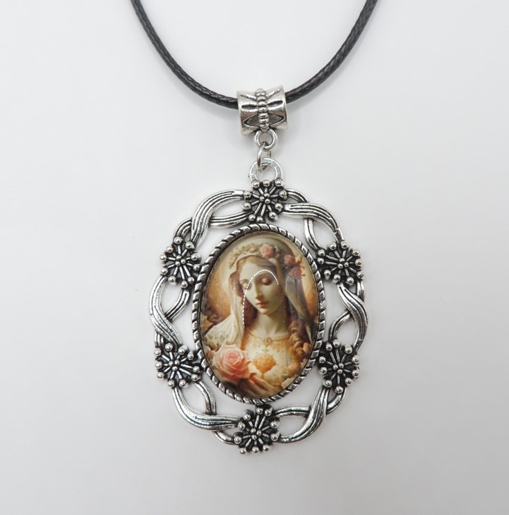 Сріблястий релігійний кулон з образом Діви Марії в короні з німбом, що молиться та тримає чашу, ретро стиль, шнурок чорний 45+5, фото 1
