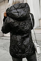 Жіноча куртка середньої довжини стьобана з капюшоном