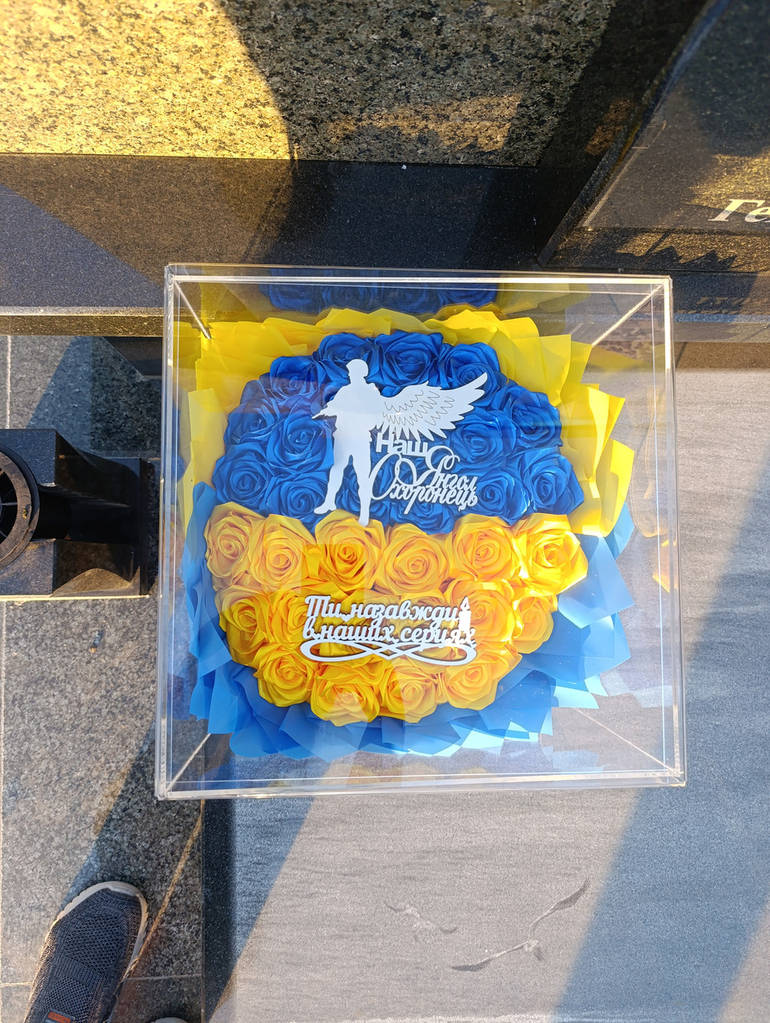Букет з атласних стрічок в акриловому кубі - фото покупців 1
