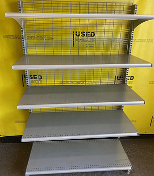 Пристінні торгові стелажі 2000x1250 з металевими посиленими полицями та гратчастою стінкою MODERN Columb