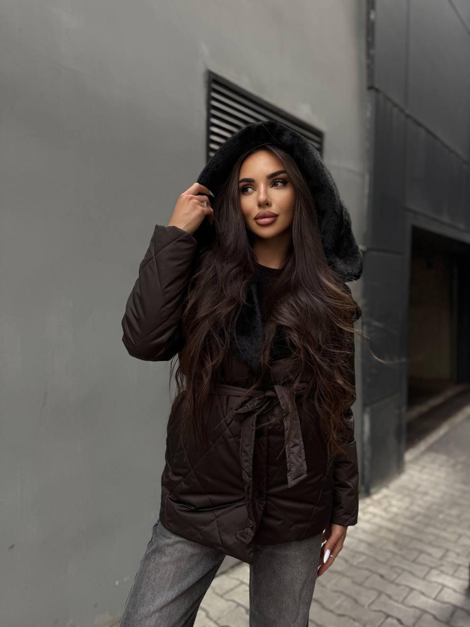 Зимова куртка коротка стьобана з капюшоном зі штучним хутром норки з поясом, розміри S, M, L, фото 1