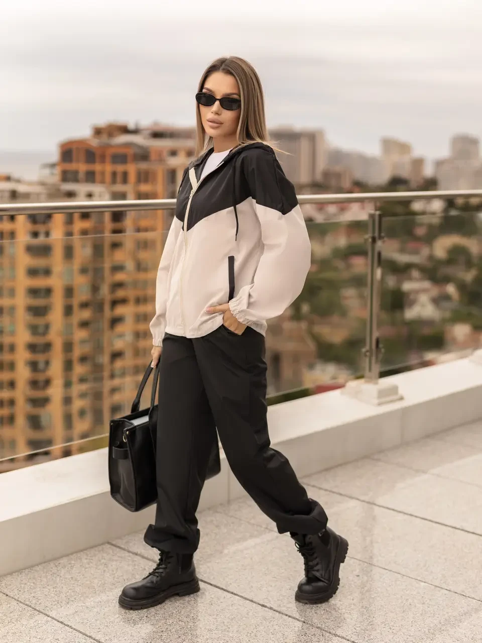 Спортивний весняний костюм з легкої плащової тканини штани на резинці і кофта з капюшоном на блискавці