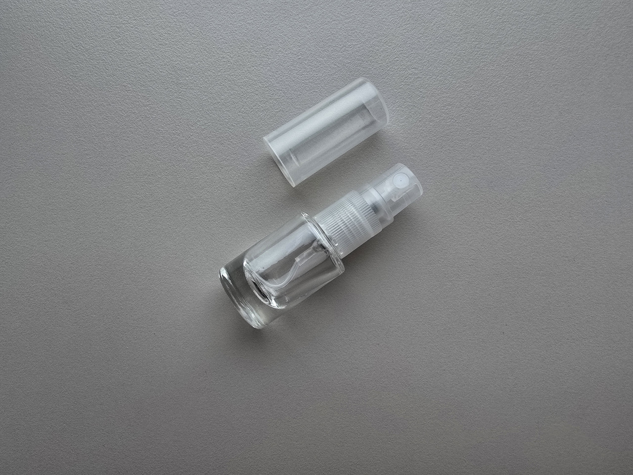 5,5 - 6 мл Круглий флакон скляний прозорий з пластиковим прозорим спреєм, пляшка, атомайзер, тестер з розпилювачем