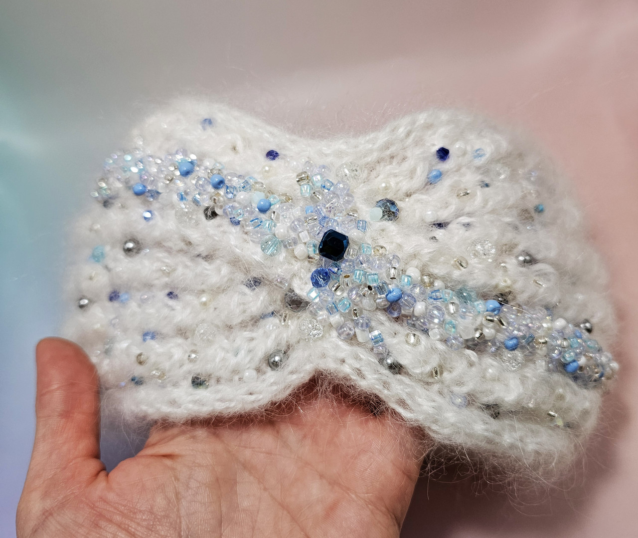 Тепла мохерова пов'язка на голову біла з блакитним розшита бисером Kuzya Production, фото 1