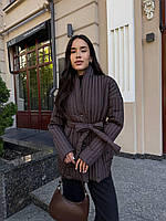 Жіноча куртка рівного крою під пояс зі зручними кишенями шоколад