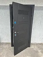 Якісні вхідні двері для приватних і багатоквартирних будинків