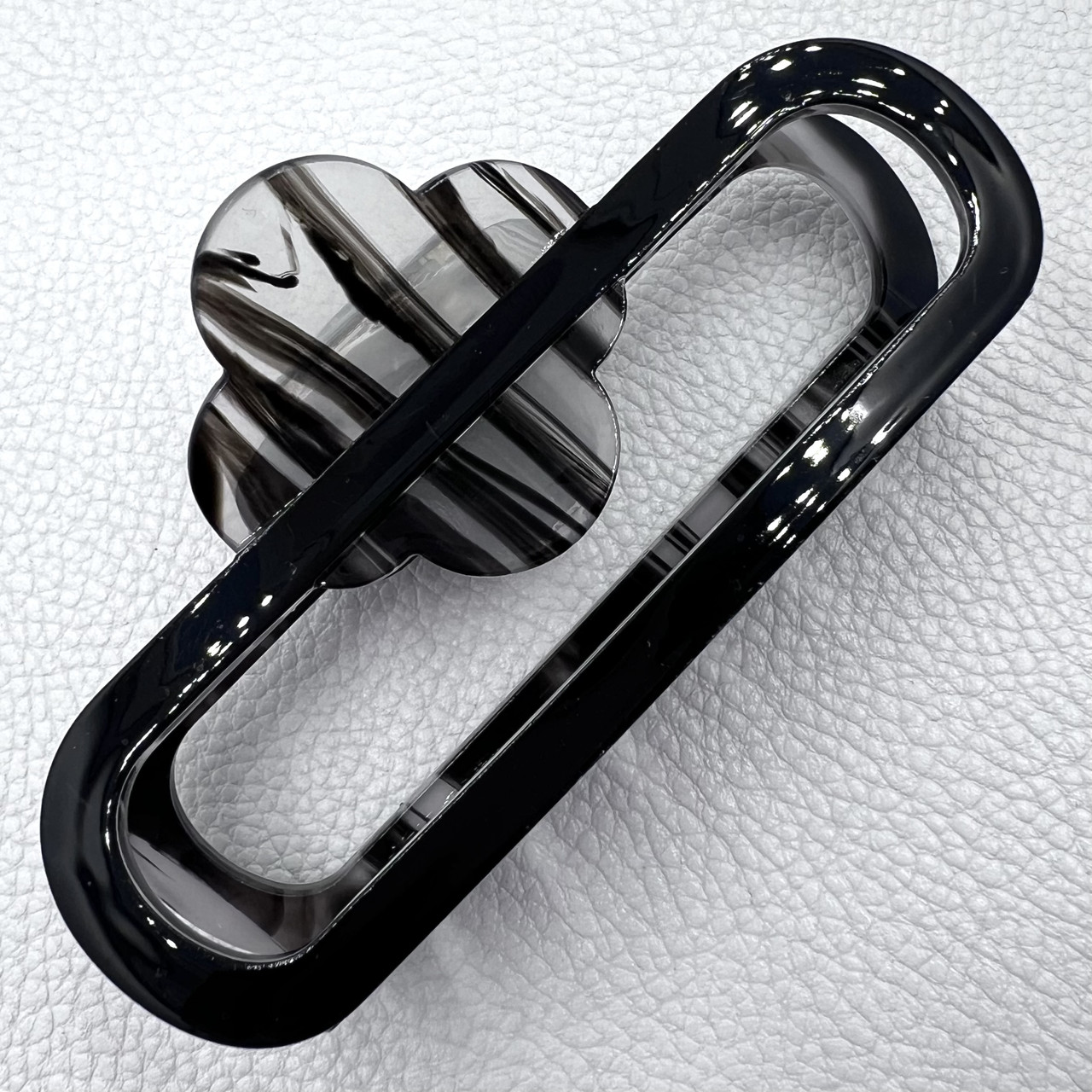 Краб для волос прочный акрил глянцевый черного цвета с узорами брендовая длина 4.5 см ширина 10 см