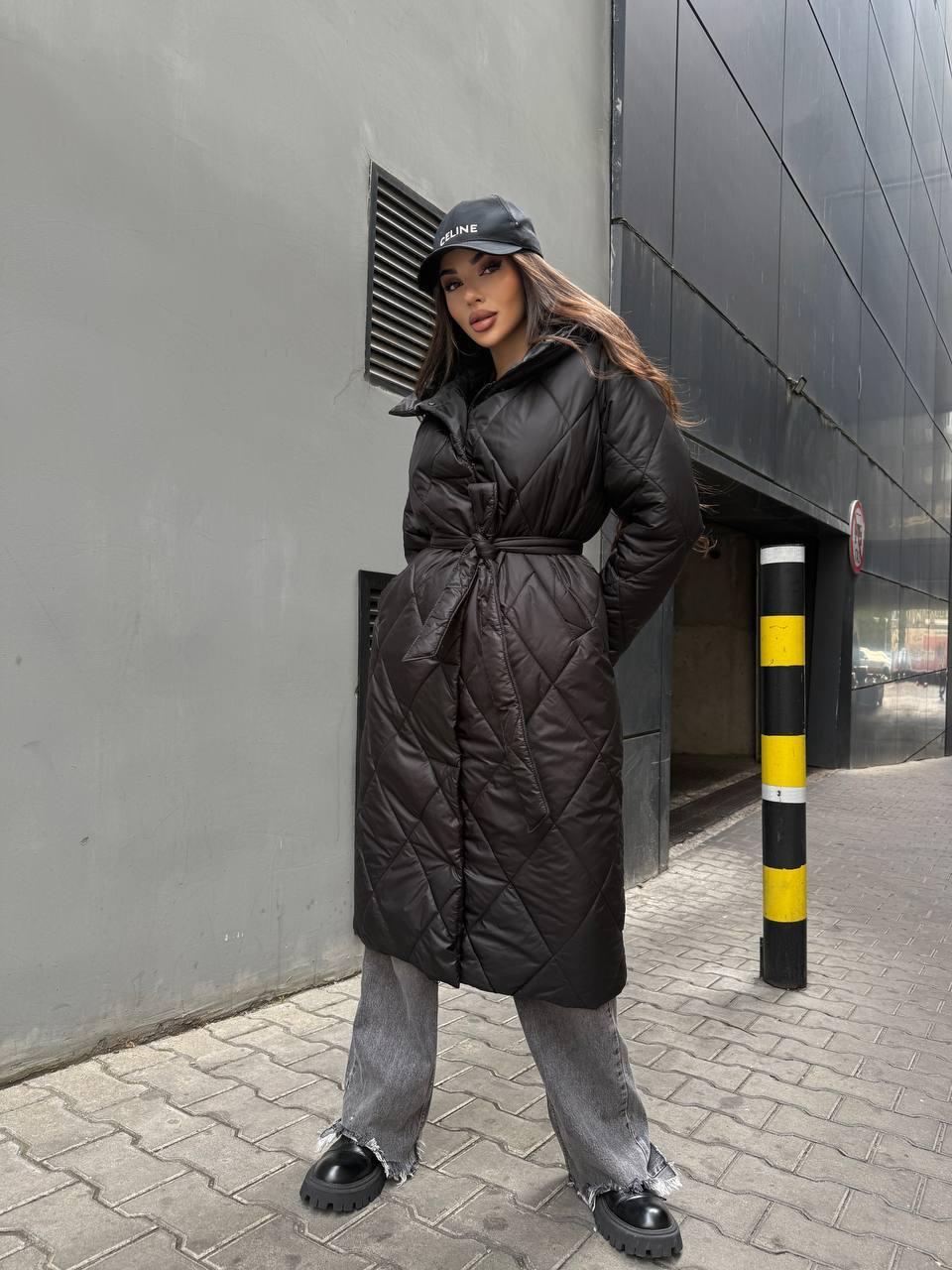 Жіноче зимове пальто плащівка куртка з капюшоном і поясом — довге стьобане пальто на зиму, розміри S, M, L,XL, фото 1