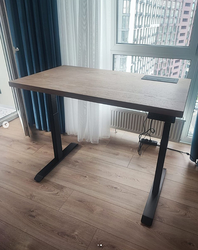 Робочий стіл навпроти вікна: гарно чи пастка для продуктивності?