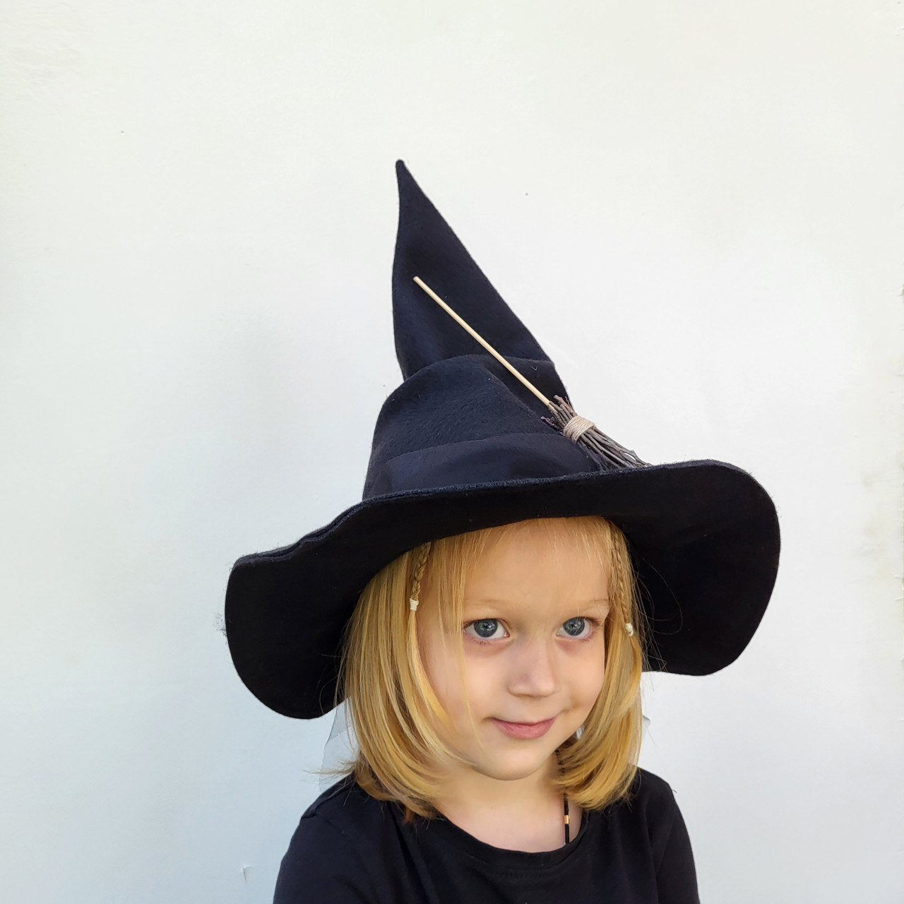 Капелюх відьми з міні мітлою на Хеловін для дорослих і дітей, фото 1