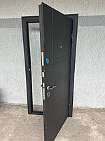 Якісні вхідні двері для приватних і багатоквартирних будинків