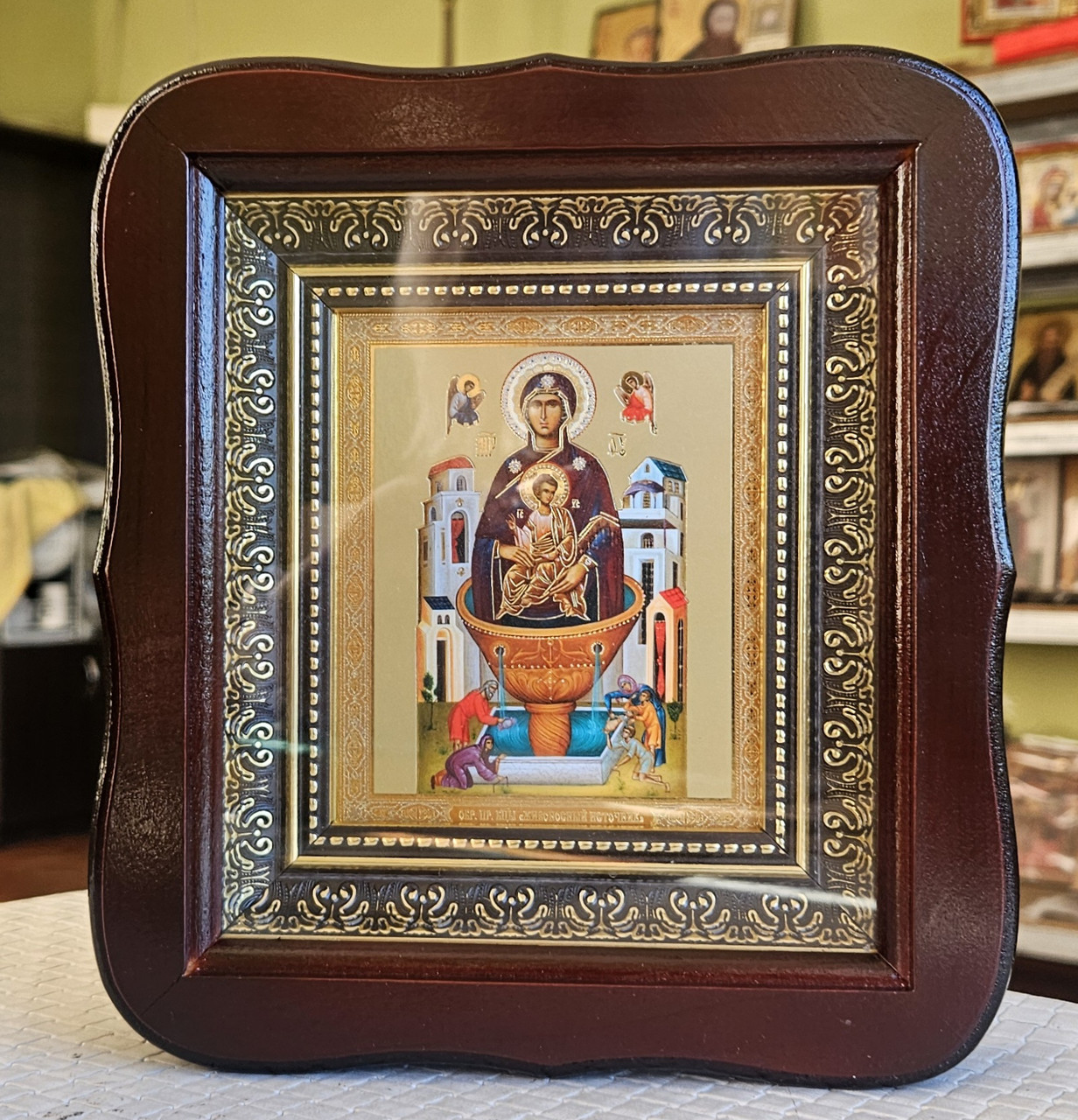 Ікона П.Б. Живоносне Джерело в темному дерев'яному фігурному кіоті під склом, розмір кіота 20*18, сюжет 10"12, фото 1