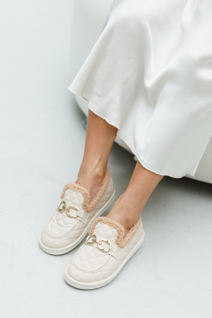 Короткі жіночі уггі з екошкіри в бежевому кольорі з хутром