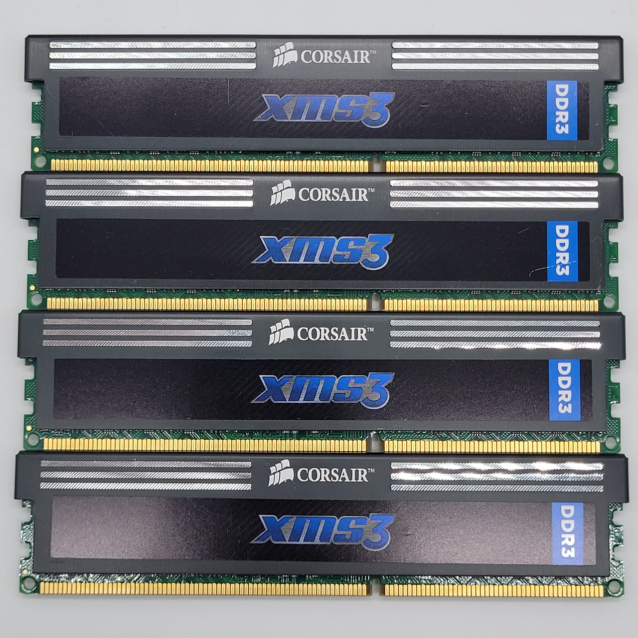 Комплект оперативної пам'яті Corsair XMS3 DDR3 32Gb (4x8Gb) 1600MHz PC3-12800U 2R8 CL11 (CMX32GX3M4A1600C11) Б/В