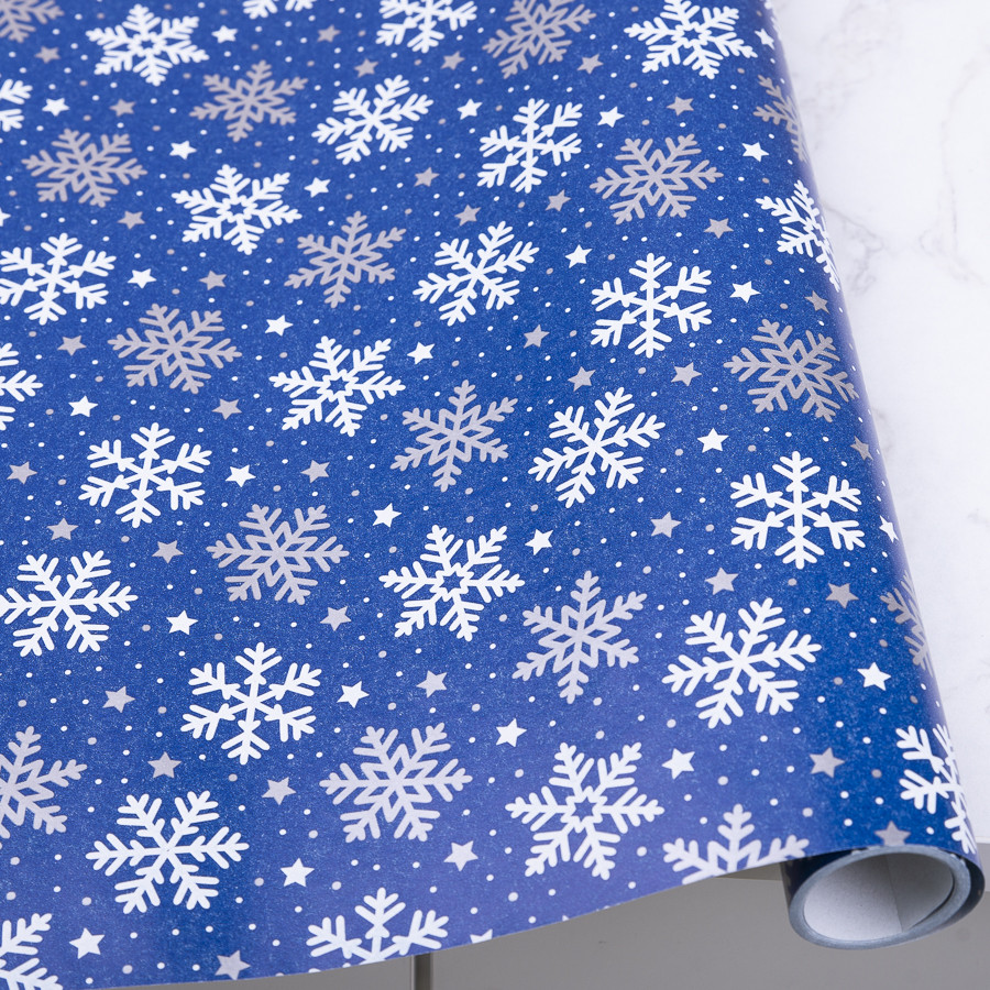 Подарунковий папір у рулоні “Сніжинки на синьому” 70 см × 10 м / Gift Wrapping Paper “Snowflakes on Blue” 70 cm × 10 m