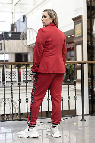 Жіночий брючний костюм для повних червоний з джерсі з жакетом батал, фото 2