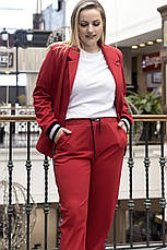 Жіночий брючний костюм для повних червоний з джерсі з жакетом батал, фото 3