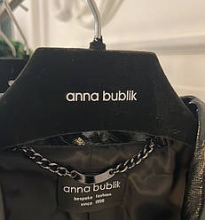 Брендування, нанесення логотипу на бархатні вішалки для верхнього одягу, тамподрук.