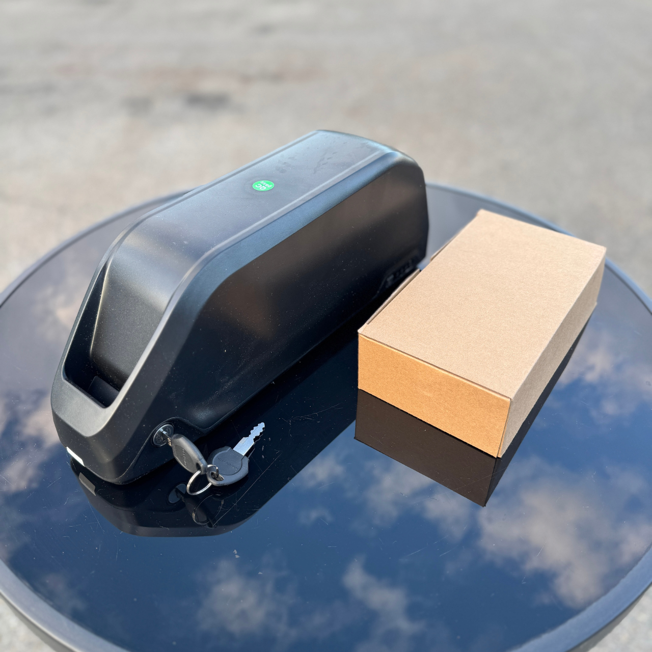 Літієвий акумулятор+зарядка Velotrade 48V 12ah для електровелосипеда з кріпленням на раму