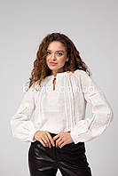 Однотонна жіноча блуза з вишивкою гладдю в тон